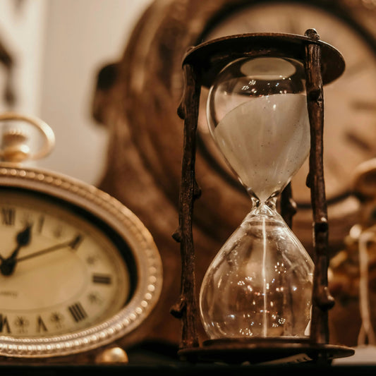 De Geschiedenis van Horloges: Van Zandlopers tot Smartwatches - Watch Mates